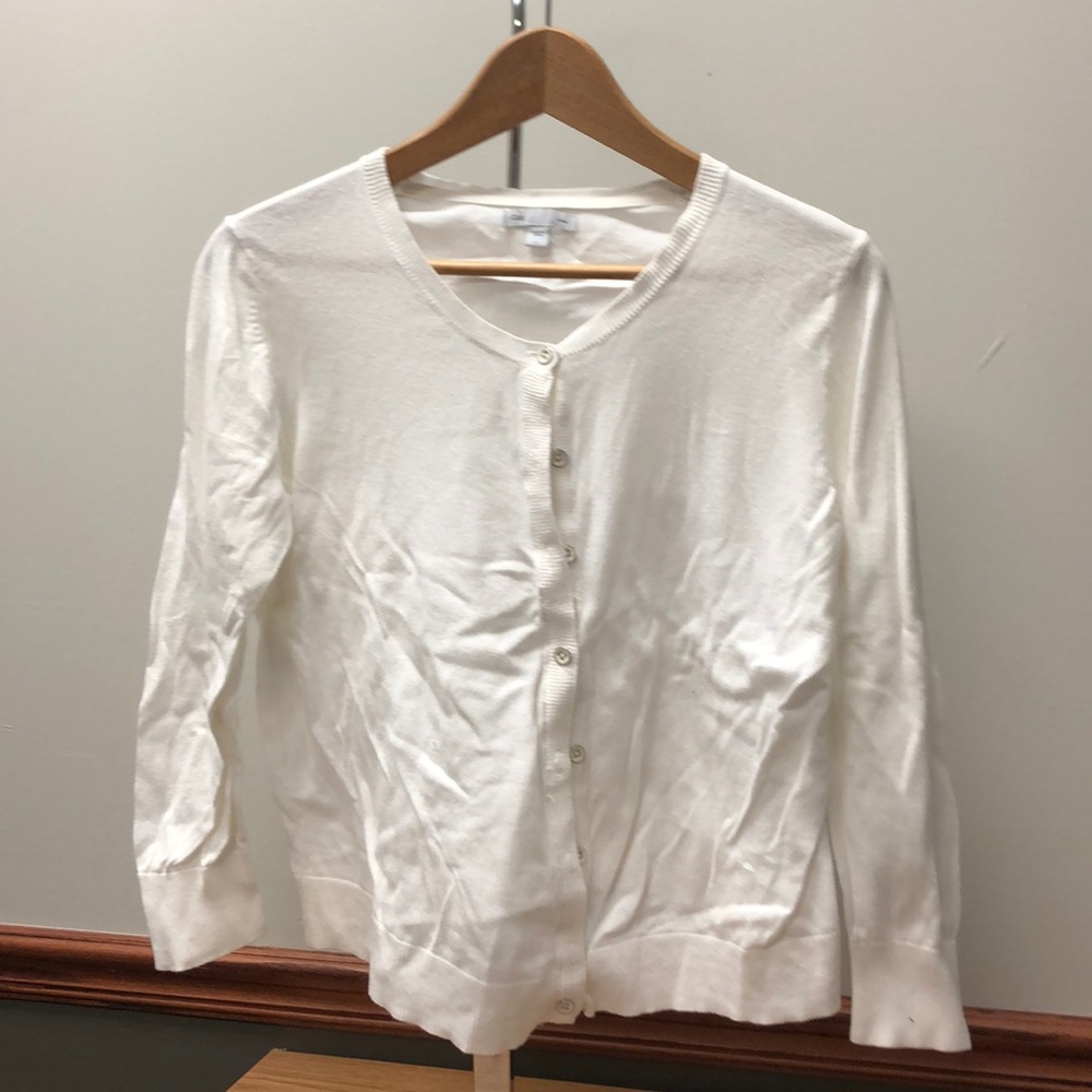 White gap sweater